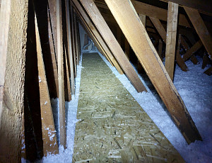 Zateplení stropu rodinného domu pomocí foukané izolace